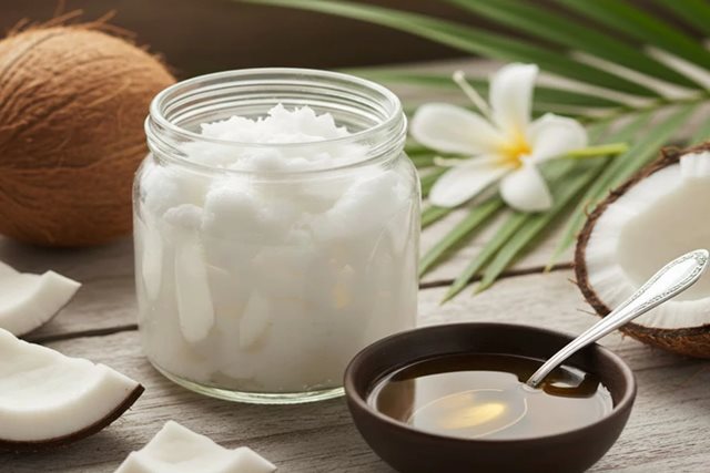 Nên dùng dầu dừa hay dầu ô liu để làm đẹp da?